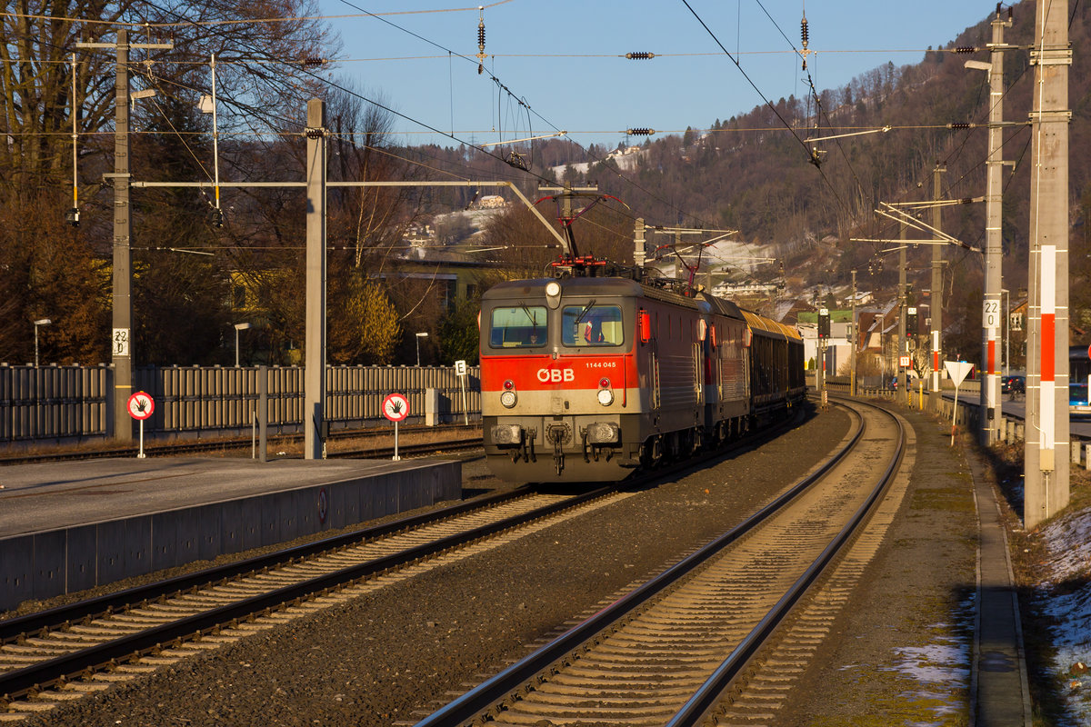 1144 045-2 in Doppeltraktion fährt auf Gleis 2 durch den Bahnhof Dornbirn gen Feldkirch am 14.2.18.
