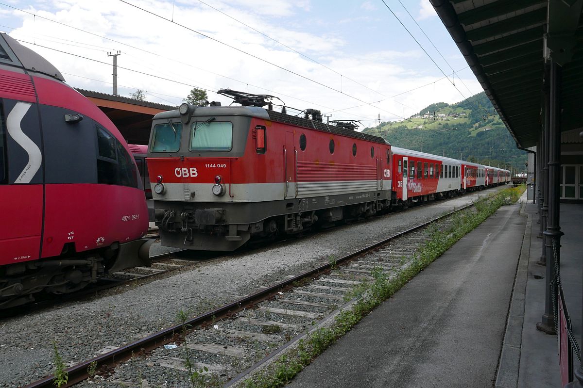 1144 049 abgestellt am 18.08.2018 in Ötztal Bahnhof, der End-/Startbahnhof für Züge aus/in Richtung Innsbruck war, weil die Arlbergbahn wegen Bauarbeiten gesperrt war.