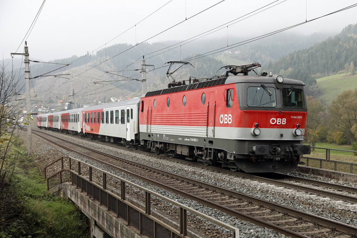 1144 055 mit Regionalzug 4050 bei Kindberg am 29.10.2014.