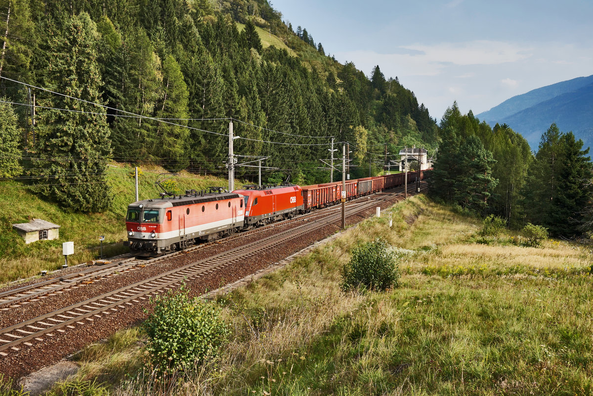 1144 059-3 und 1116 088-6 fahren bei Penk mit einem Güterzug den Tauern hinauf. Schublok war 1144 202-9.
Aufgenommen am 11.9.2016.