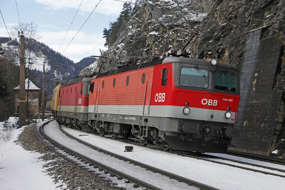1144 066 + 1144... mit Güterzug bei Breitenstein am 24.01.2018.