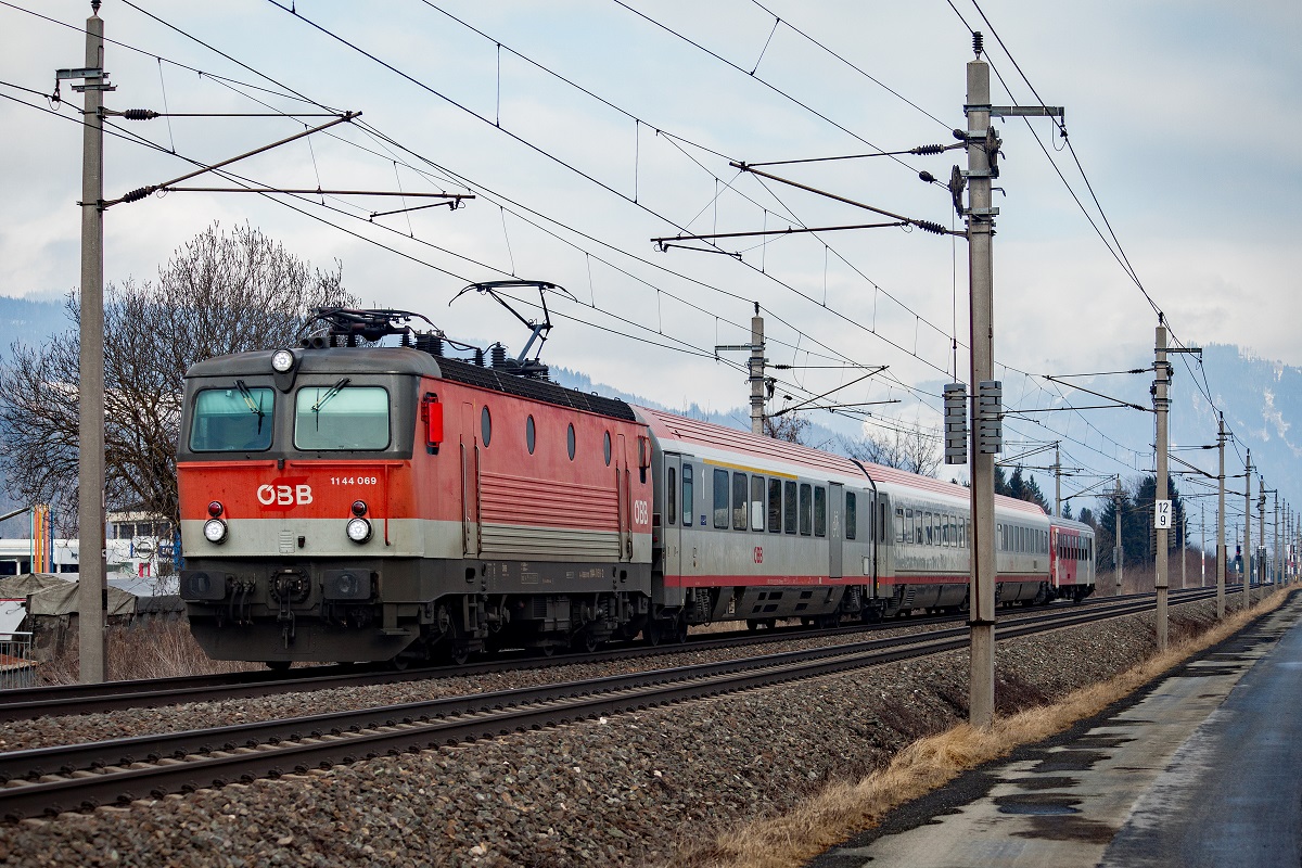 1144 069 mit IC518 bei Niklasdorf am 6.03.2018.