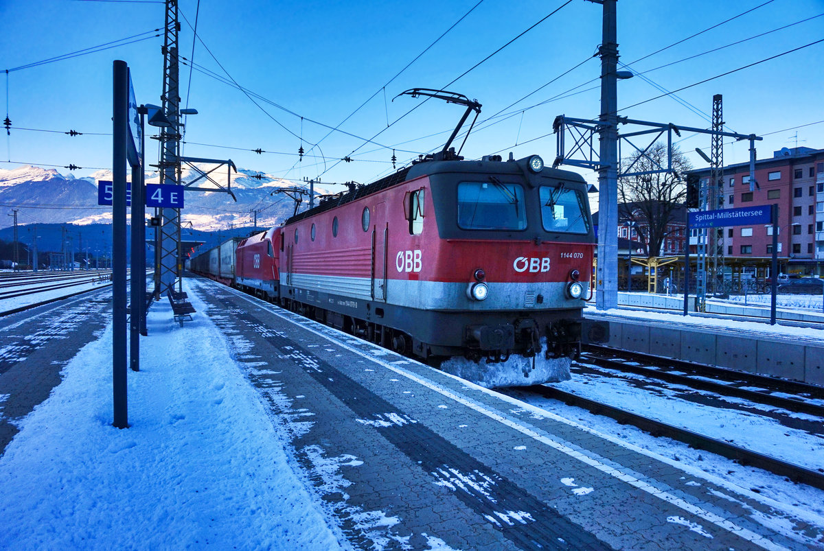 1144 070-0 und 1116 178-5 durchfahren mit dem EKOL den Bahnhof Spittal-Millstättersee, in Richtung Villach.
Aufgenommen am 20.1.2017.