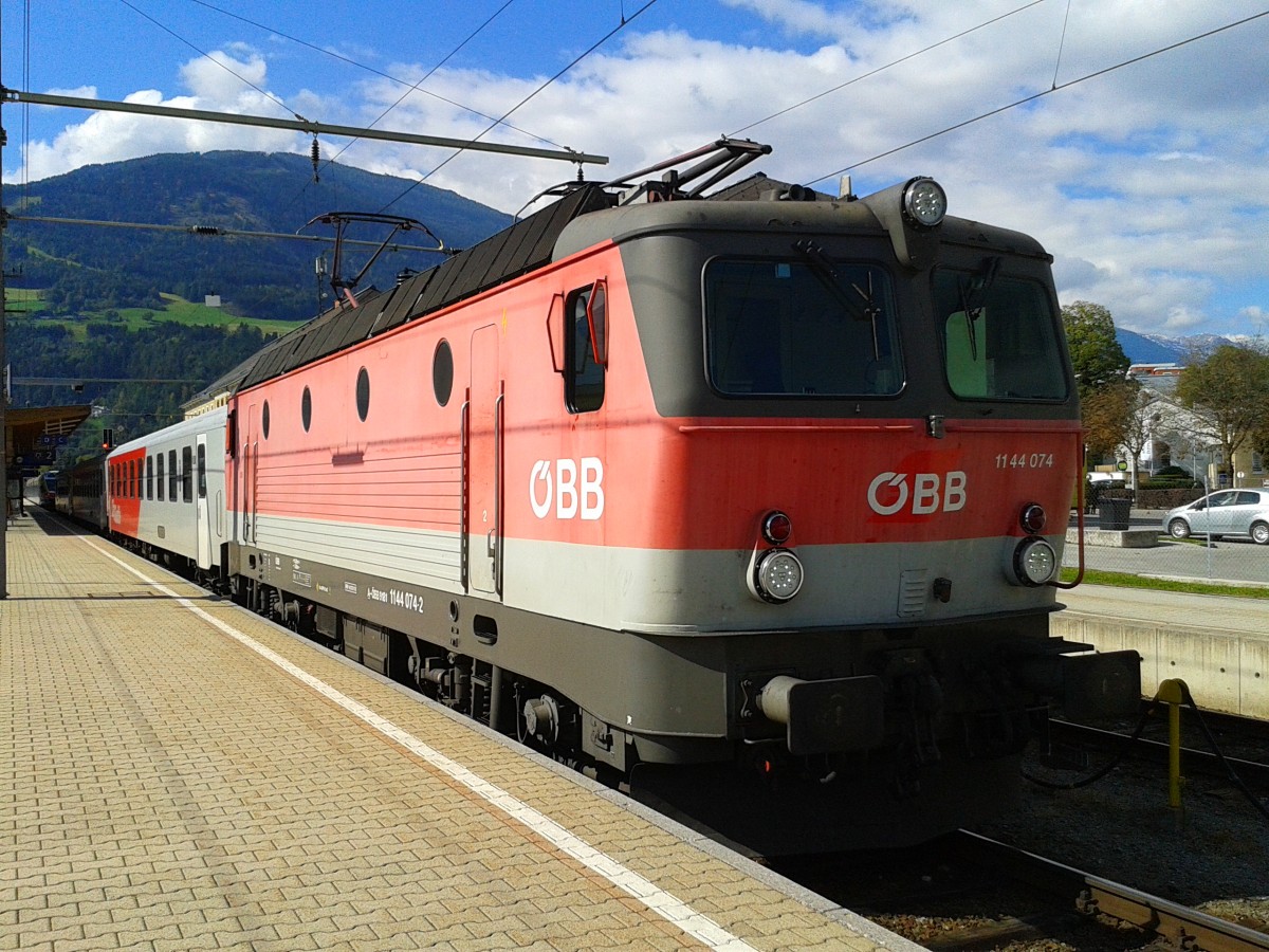1144 074-2 mit R 4863 (Lienz - Spittal-Millstättersee) am 30.9.2015 in Lienz.