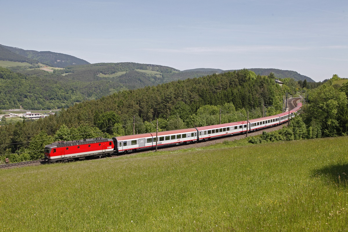 1144 083 mit EC158 bei Eichberg am 22.05.2017.