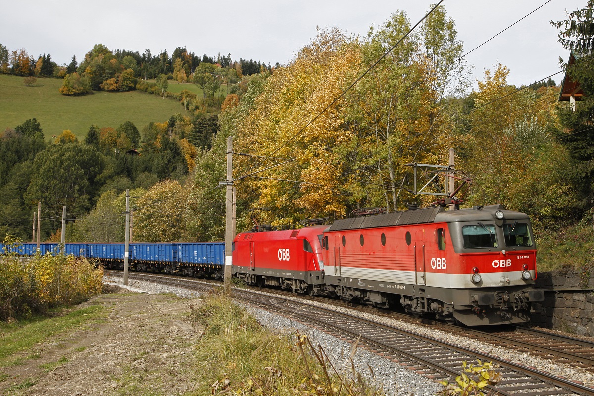 1144 084 + 1116 093 mit Güterzug bei Klamm - Schottwien am 24.10.2016.