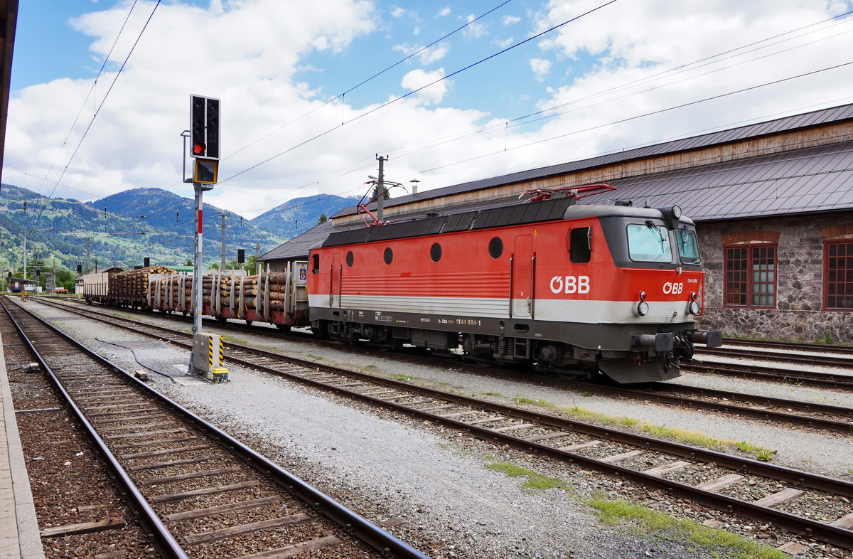 1144 084-1 steht am 20.5.2016 mit einem Holzzug im Bahnhof Lienz.