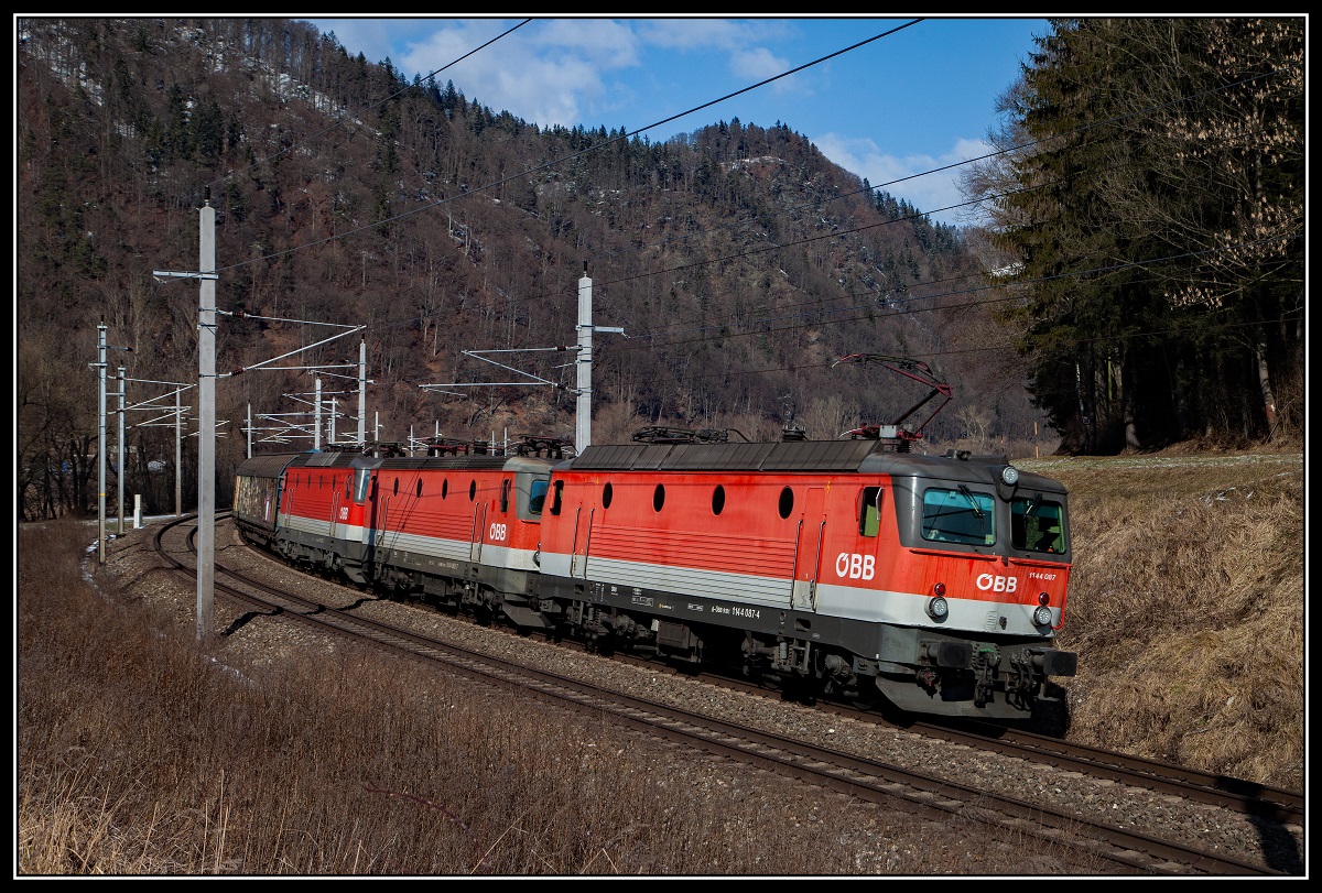 1144 087 + 1144 062 + 1144 123 mit Güterzug zwischen Bruck an der Mur und Pernegg am 14.02.2018.