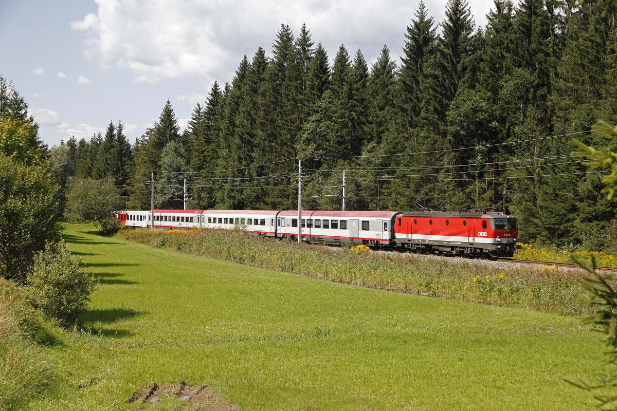 1144 090 ist am 24.08.2017 mit IC515 (Innsbruck - Graz) kurz vor Selzthal unterwegs.