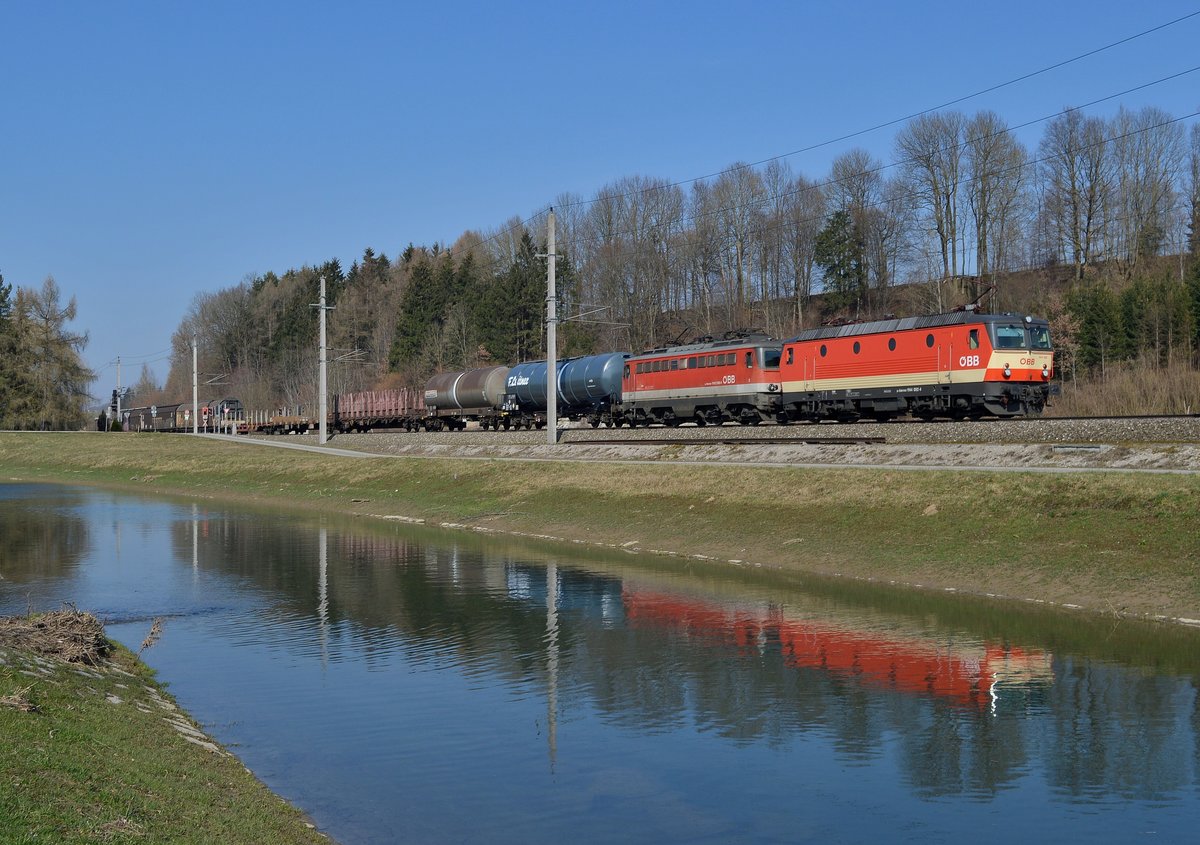 1144 092 und 1142 596 gemeinsam mit einem Güterzug am 09.03.2016 bei der
Durchfahrt in Wartberg an der Krems!