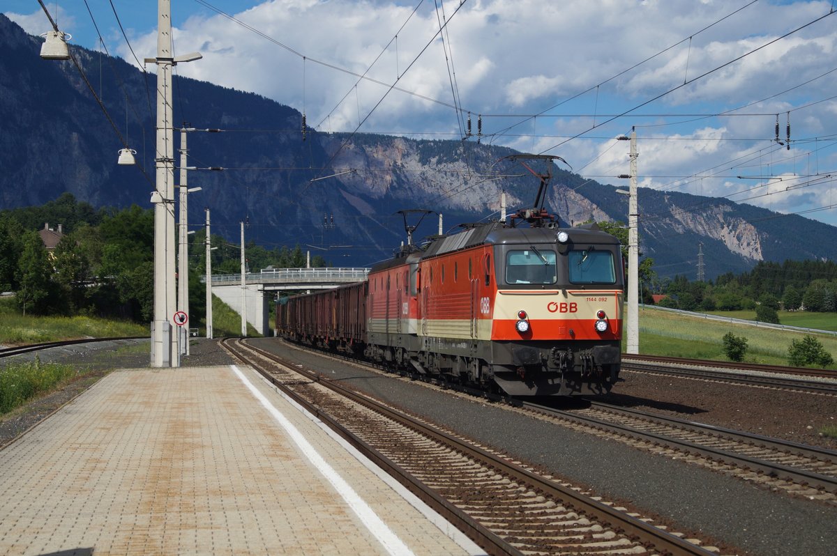 1144 092 und 1144 009 der ÖBB mit Güterzug bei der Einfahrt in den Bahnhof Thörl-Maglern.
10.06.2017