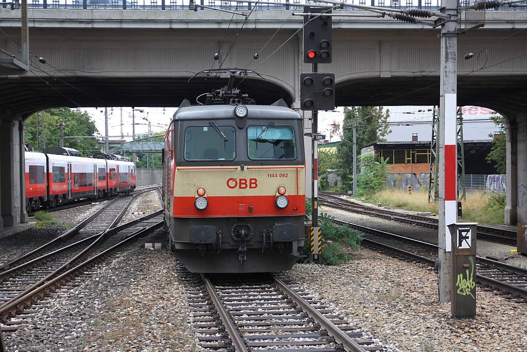 1144 092-4 verlässt am 01.September 2018 mit dem R 2338 (Payerbach-Reichenau - Wien Floridsdorf) den Bahnhof Wien Liesing.