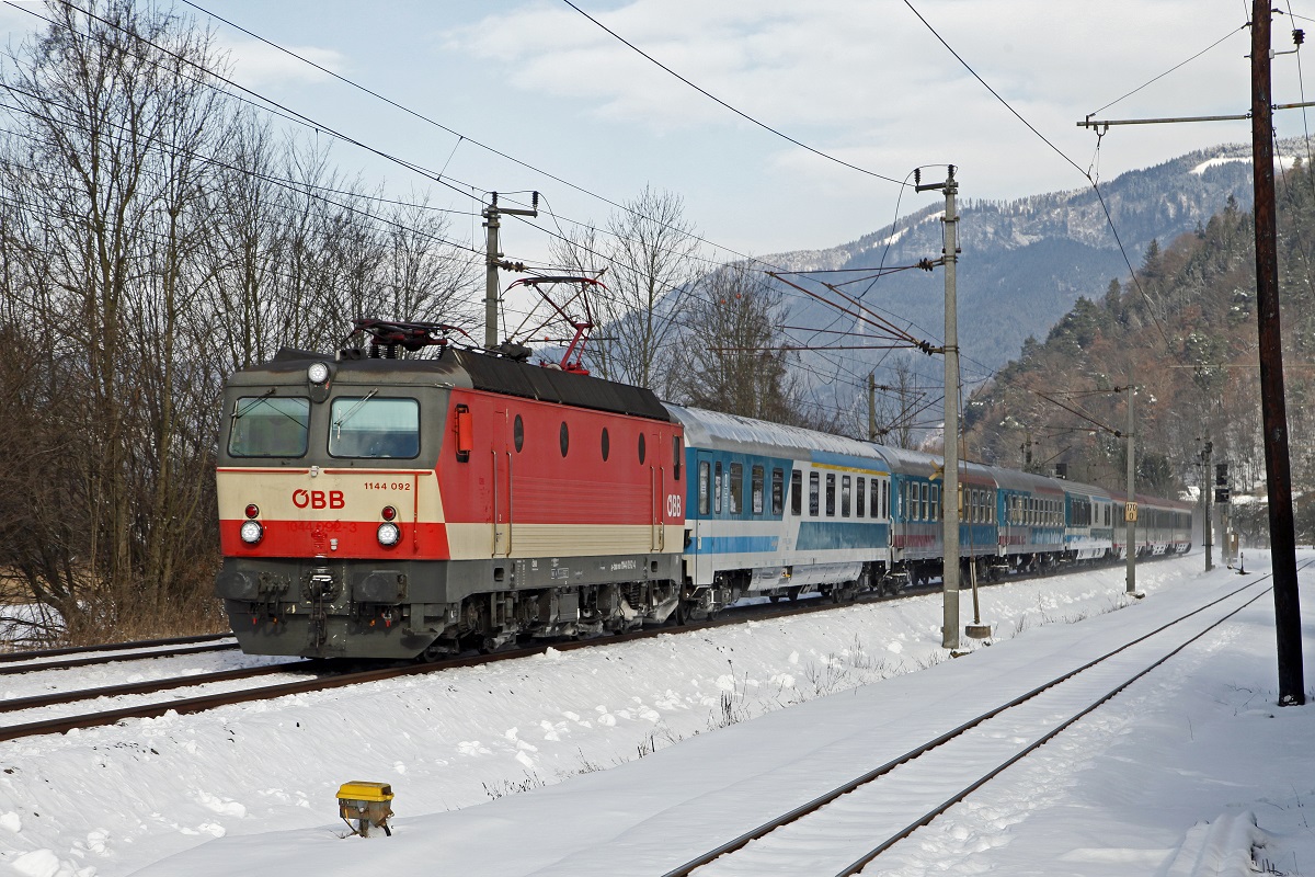 1144 092 mit EC151 bei Mixnitz-Bärenschützklamm am 2.02.2015.