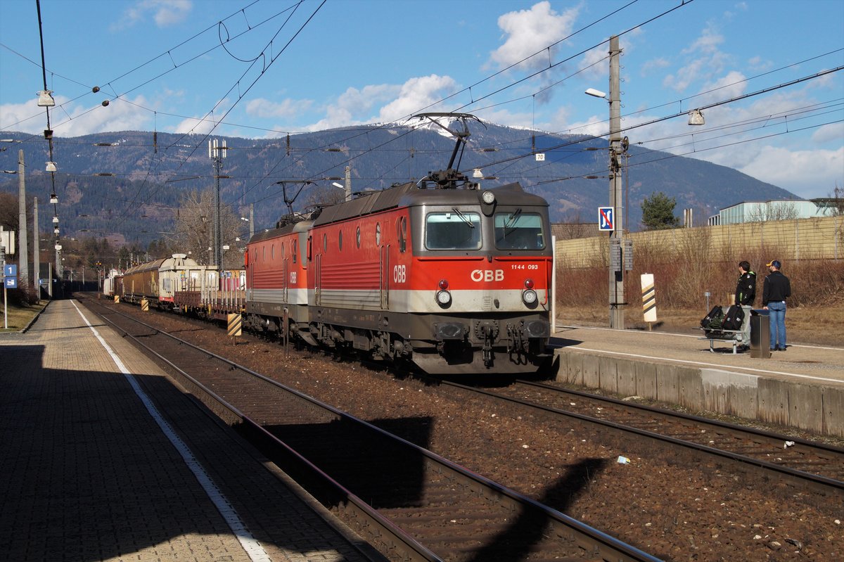 1144 093 und 028 mit Güterzug bei der Durchfahrt durch den Bahnhof Villach-Warmbad nach Süden.
Villach-Warmbad, 05.03.2019.
