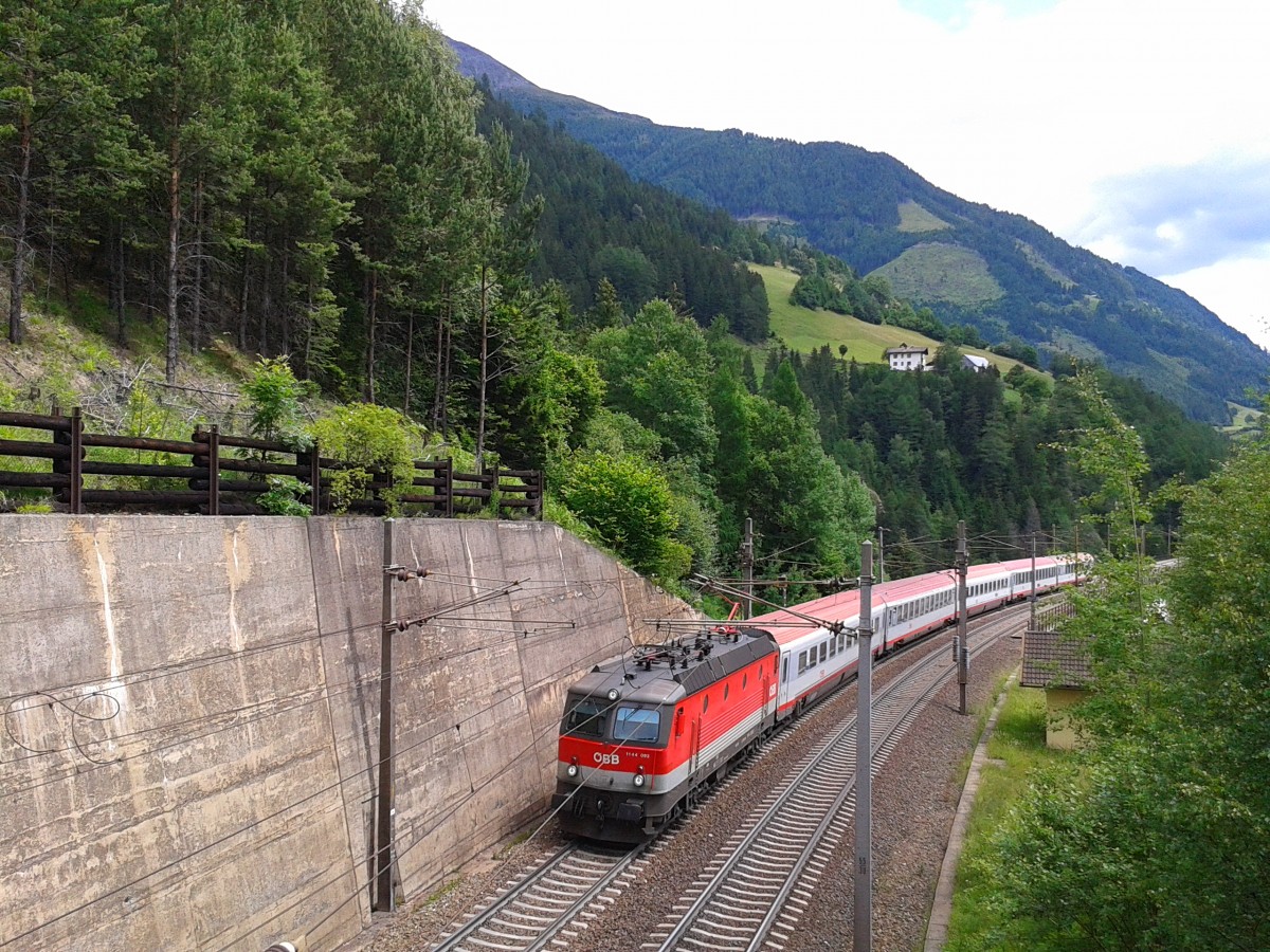 1144 093 mit IC 691 (Klagenfurt Hbf - Wien Westbahnhof) am 21.6.2015 nahe der Haltestelle Oberfalkenstein.