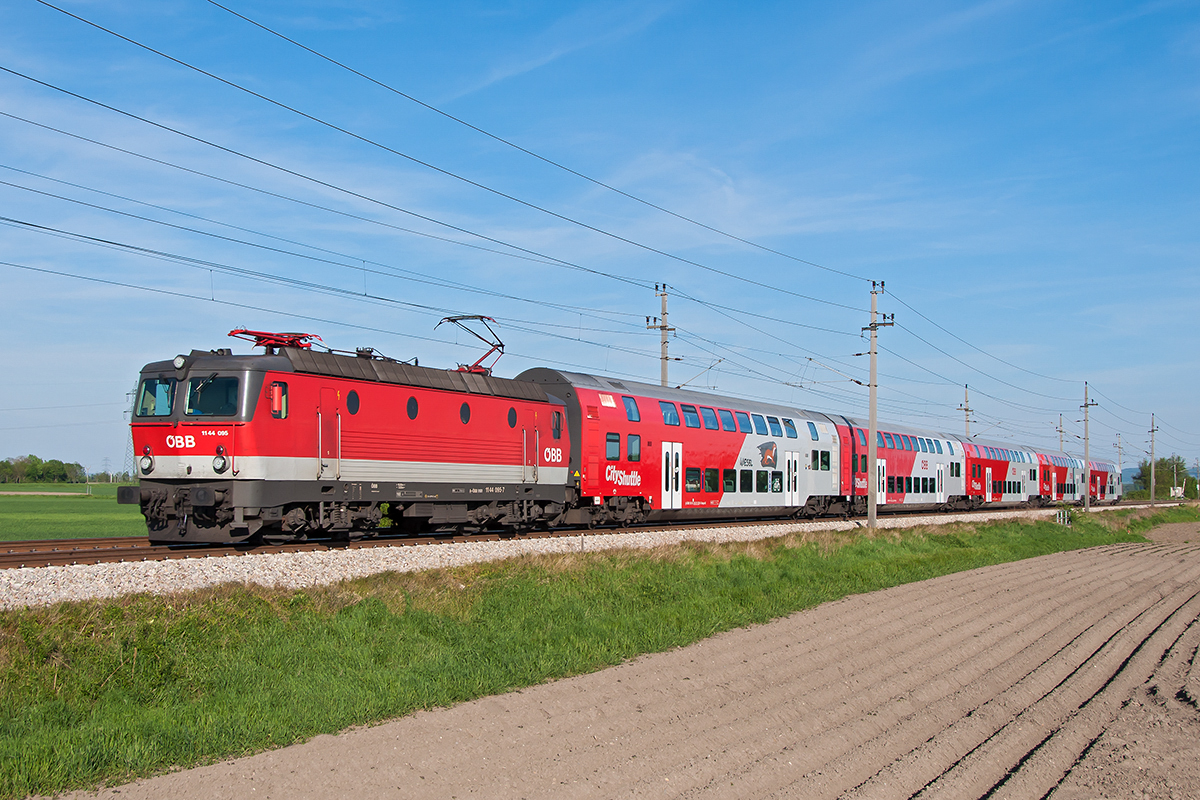 1144 095 mit REX 2852, unterwegs nach Krems an der Donau. Die Aufnahme entstand bei Neueigen, am 10.05.2017.