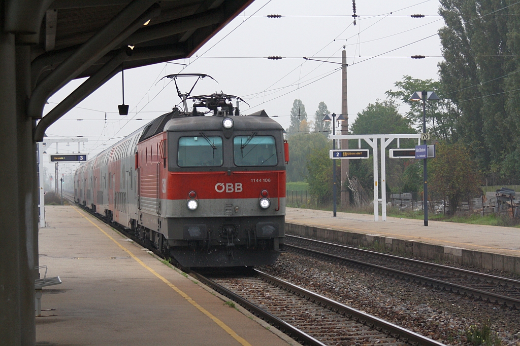 1144 106-2 fährt am 11.Oktober 2014 durch die Hst. Süssenbrunn.