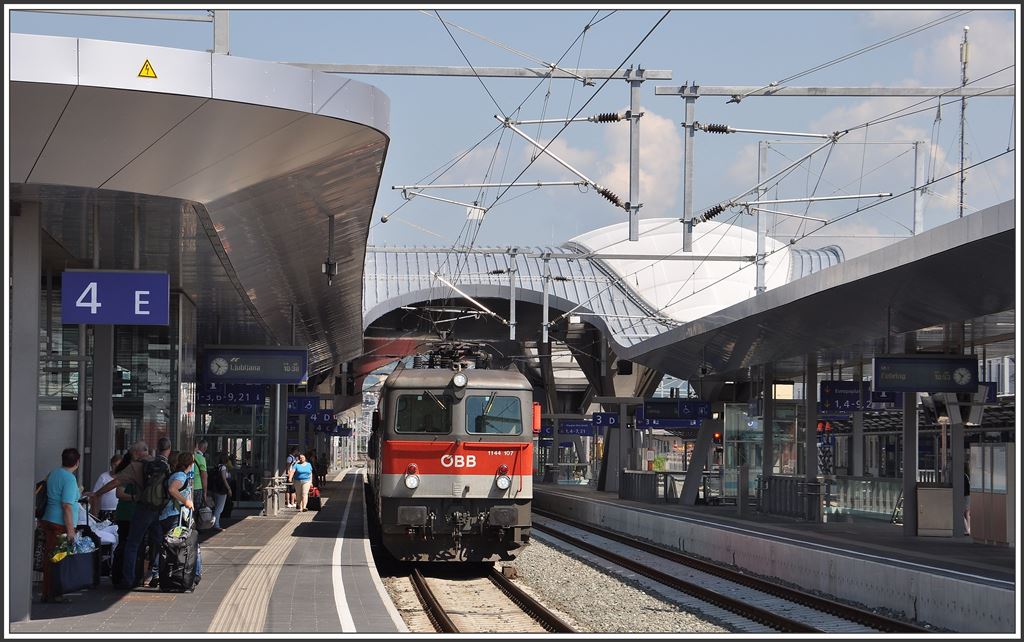 1144 107 bringt den EC151  Emona  von Graz nach Spielfeld-Strass. (01.07.2015)
