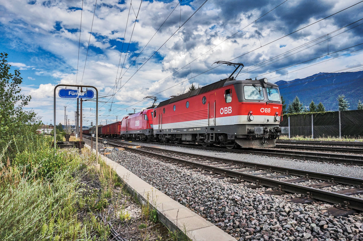 1144 109-6 und 1016 006-9 durchfahren mit einem Güterzug den Bahnhof Fürnitz.
Aufgenommen am 28.7.2017.