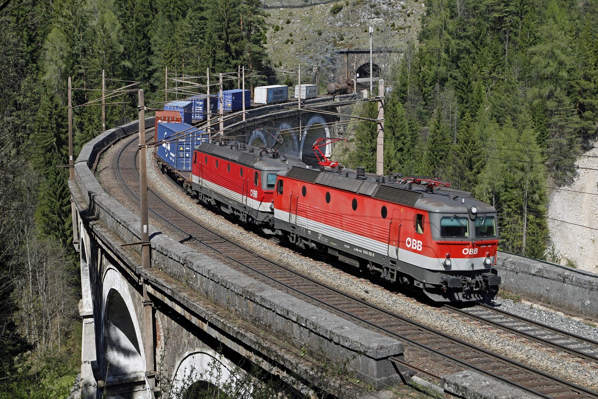 1144 112 + 1144... mit Güterzug auf dem Kalte-Rinne-Viadukt am 25.04.2017.
