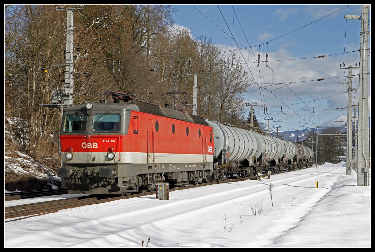 1144 115 mit Güterzug in Wartberg im Mürztal am 29.01.2019.