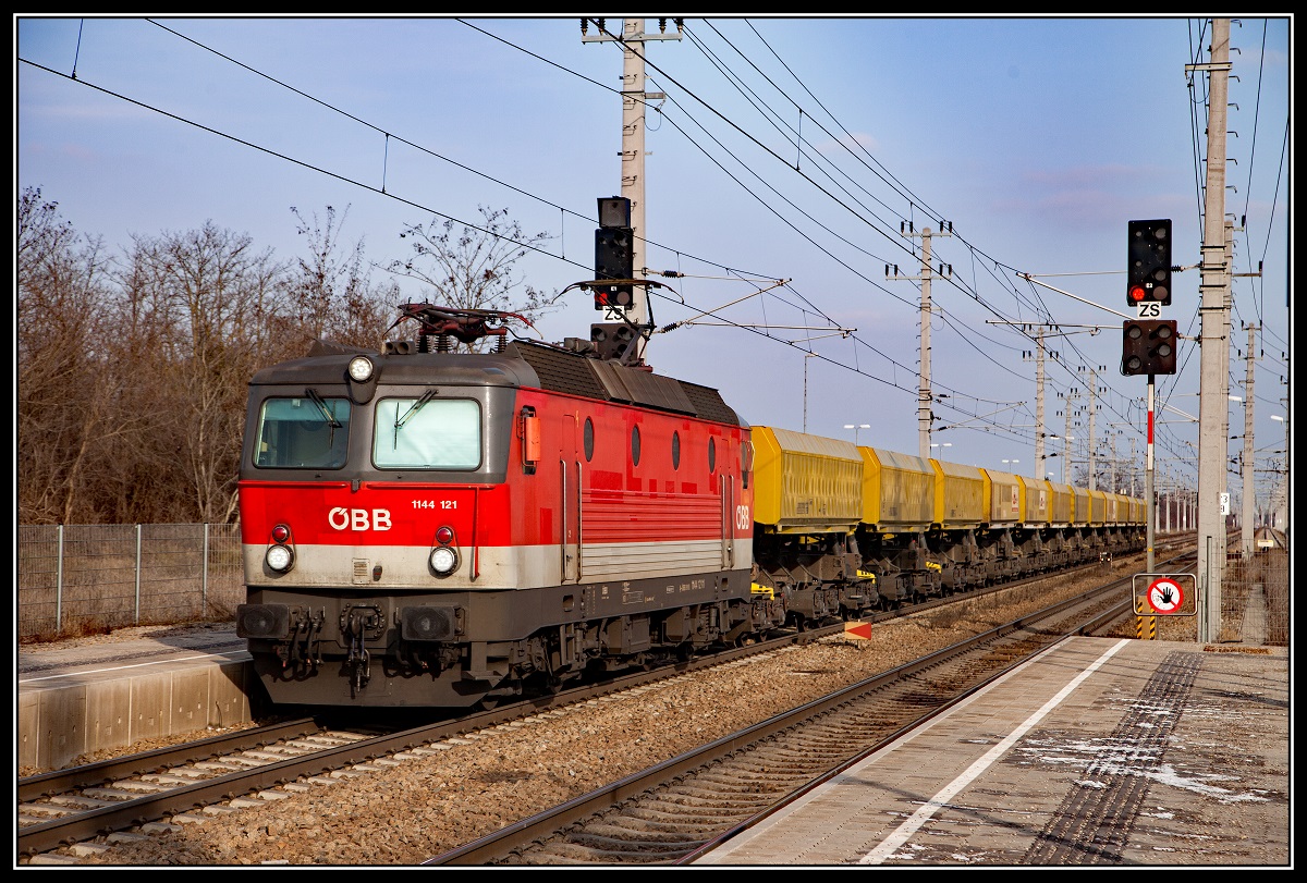 1144 121 mit Güterzug in Strasshof am 15.02.2018.