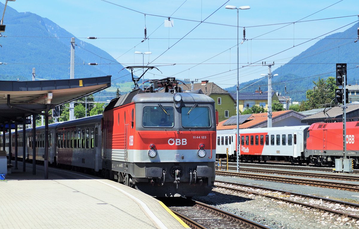 1144 123 der ÖBB wartet im Bahnhof Villach auf ihren nächsten Einsatz.
09.06.2017