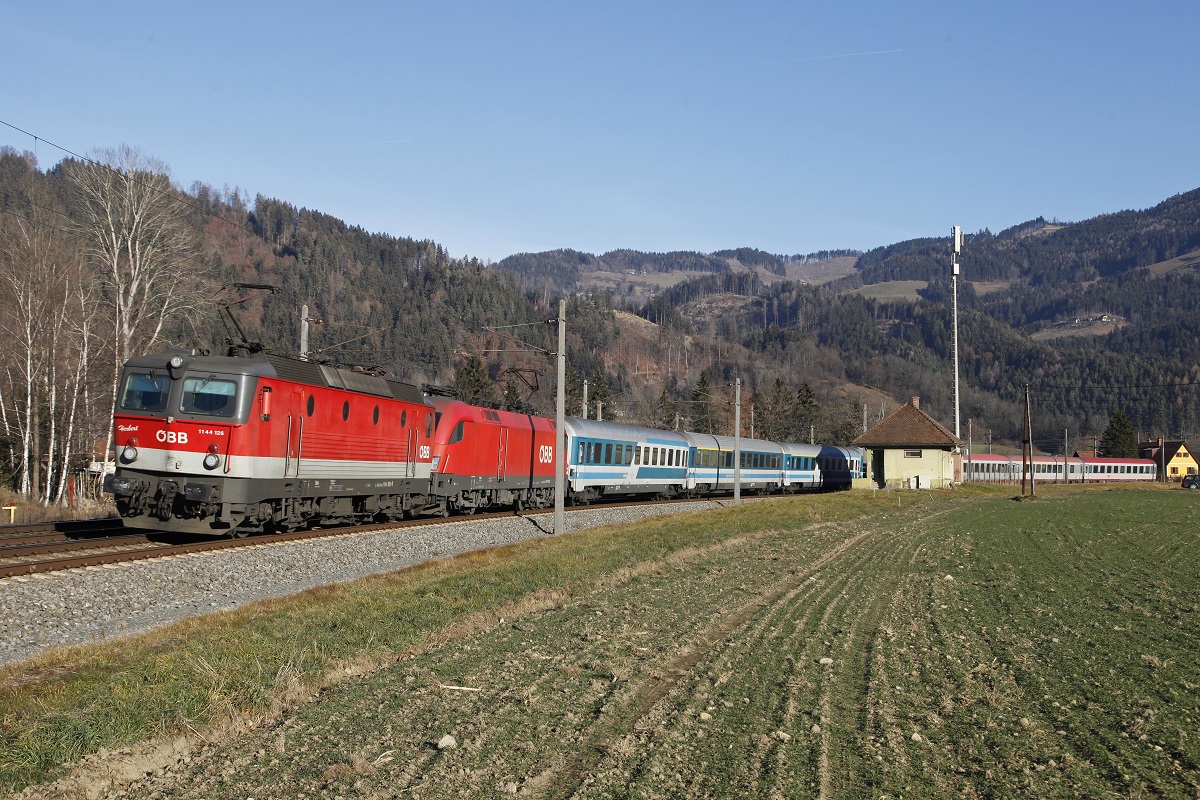 1144 126 + 1116 191 mit EC151 kurz vor Frohnleiten am 27.12.2015.