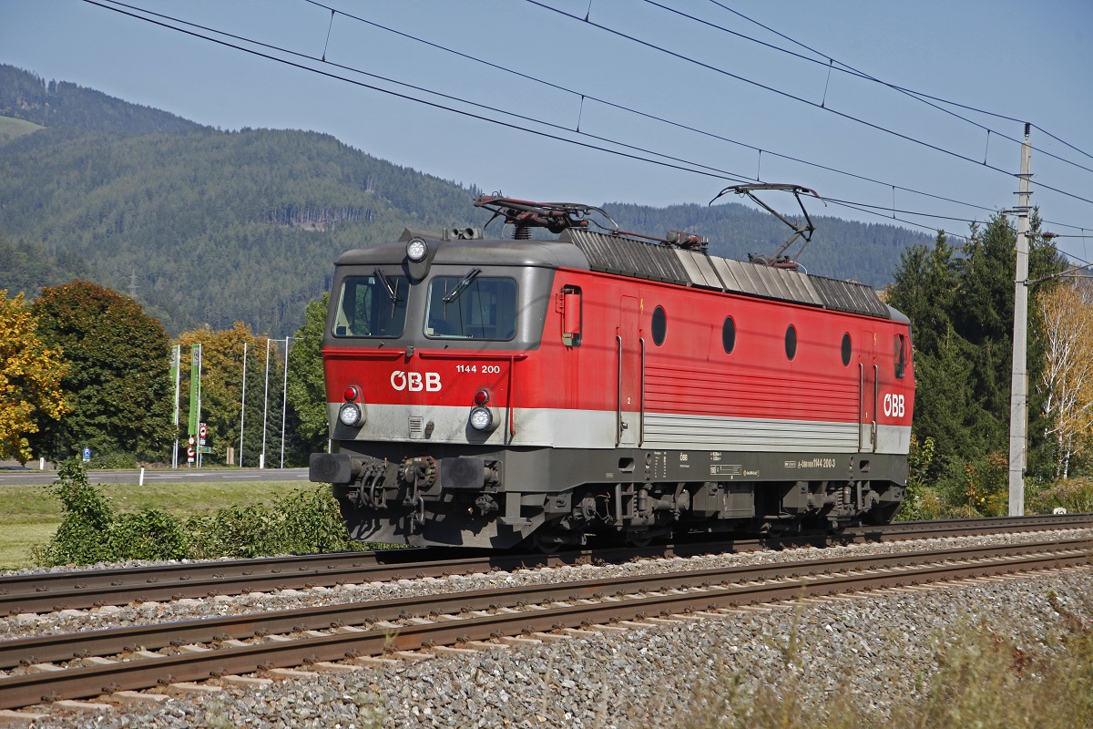 1144 200 als Lokzug bei Niklasdorf am 2.10.2017.