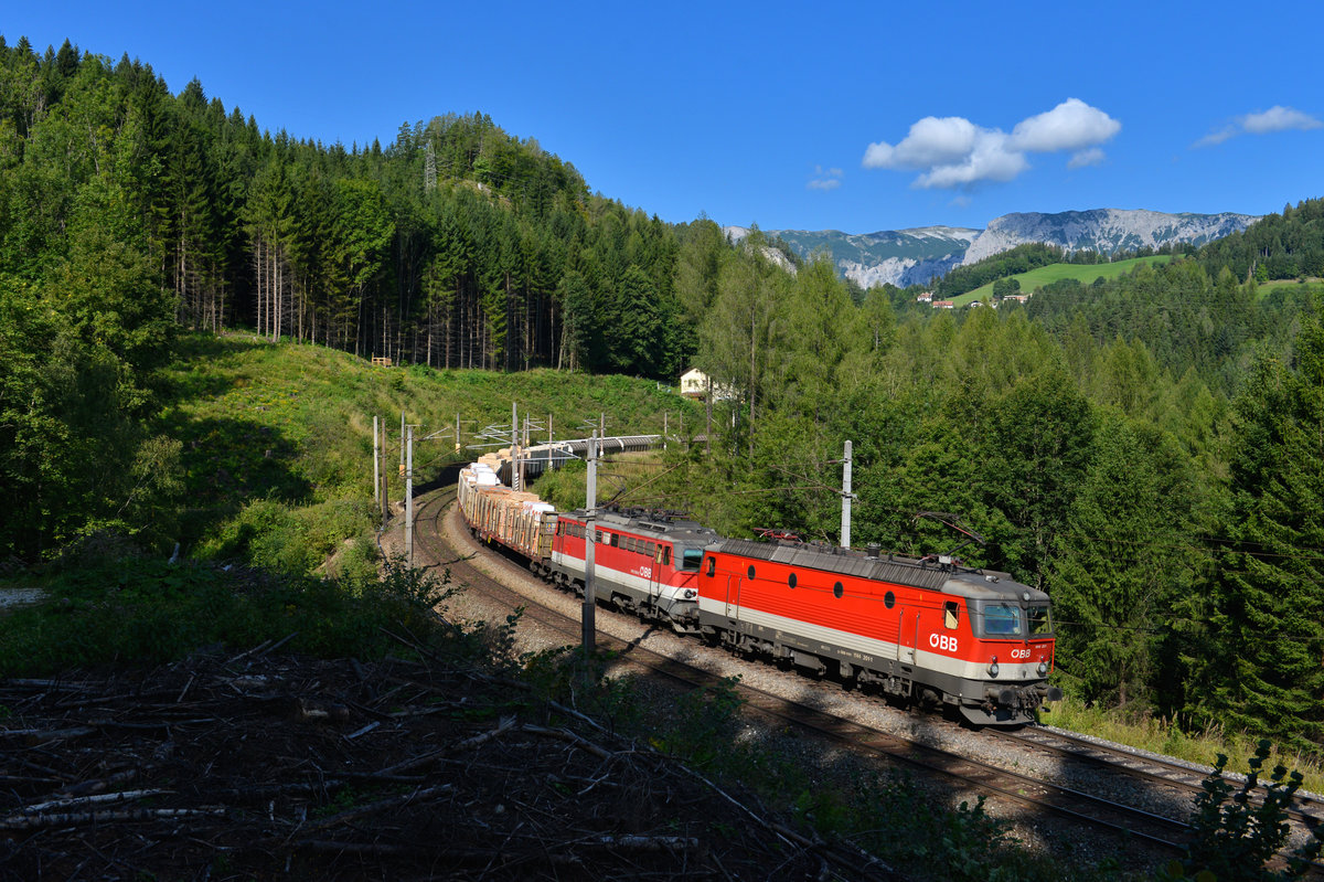 1144 201 + 1142 554 mit einem Güterzug am 08.09.2017 unterwegs bei Breitenstein.