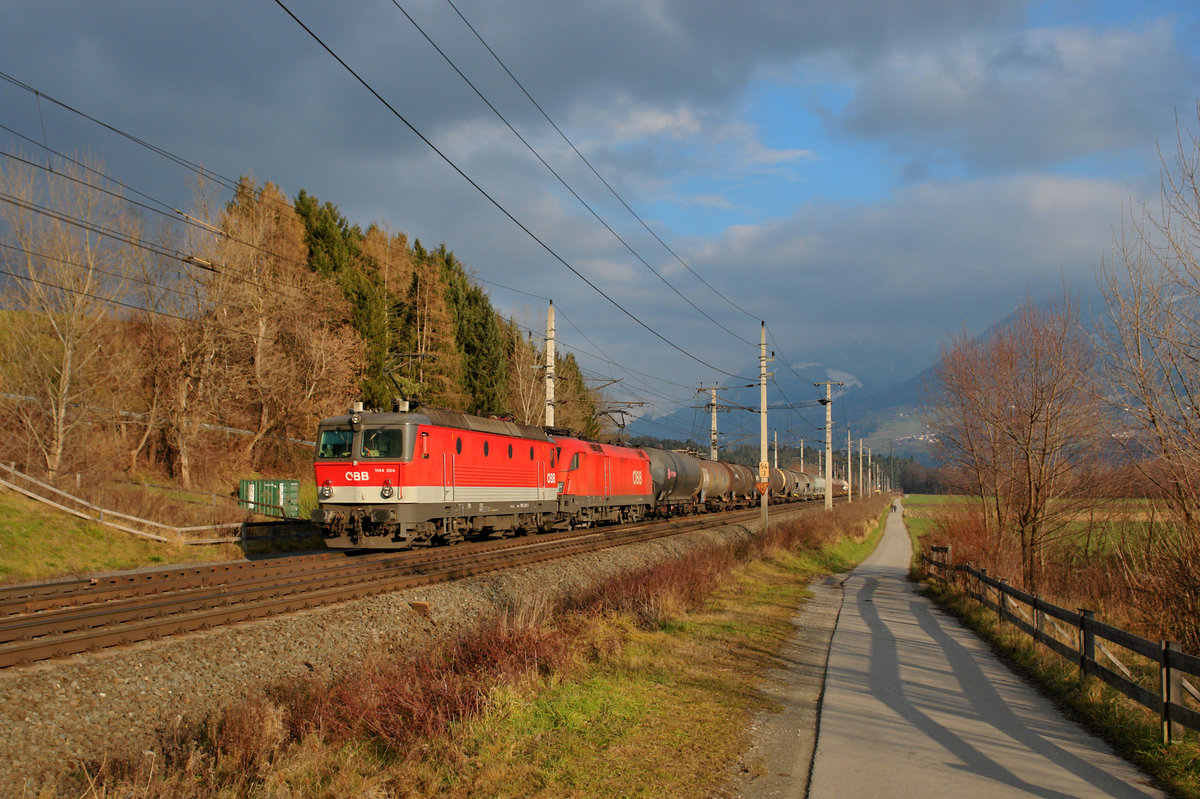 1144 204 + 1116 xxx mit einem Güterzug am 01.12.2012 bei Terfens. 