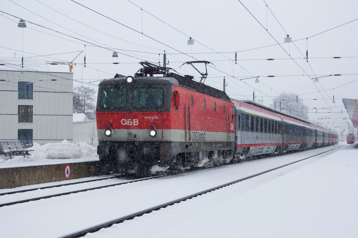 1144 208-6 mit dem IC 119 in Dornbirn Hbf. 3.2.19