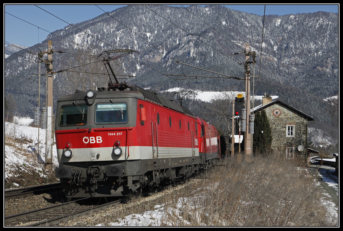1144 217 + 1116... mit Güterzug in Küb am 22.03.2018.