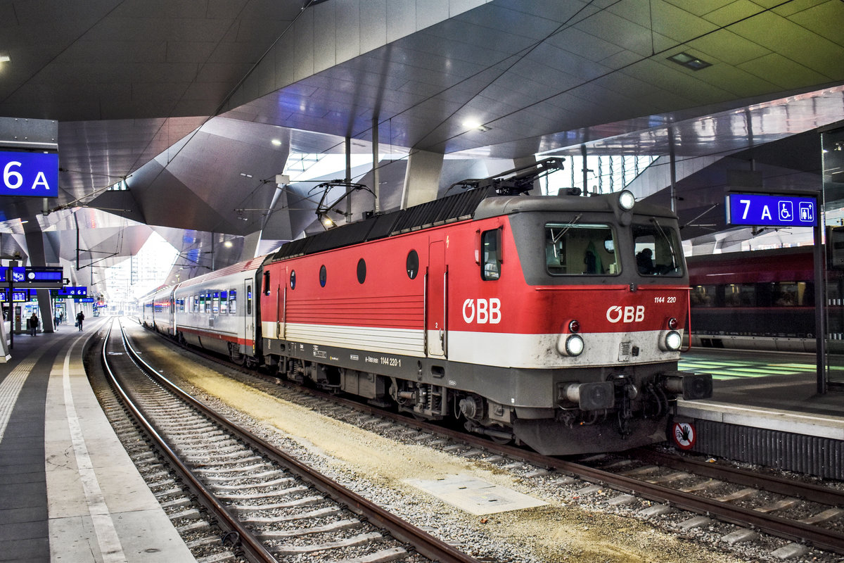 1144 220-1 wartet in Wien Hbf, mit dem D 737 (Wien Hbf - Bruck a. d. Mur - Klagenfurt Hbf), auf die Abfahrt.
Ab Klagenfurt Hbf verkehrt dieser Zug weiter als S1 4247 nach Villach Hbf, mit Halt in allen Stationen.
Aufgenommen am 23.11.2018.