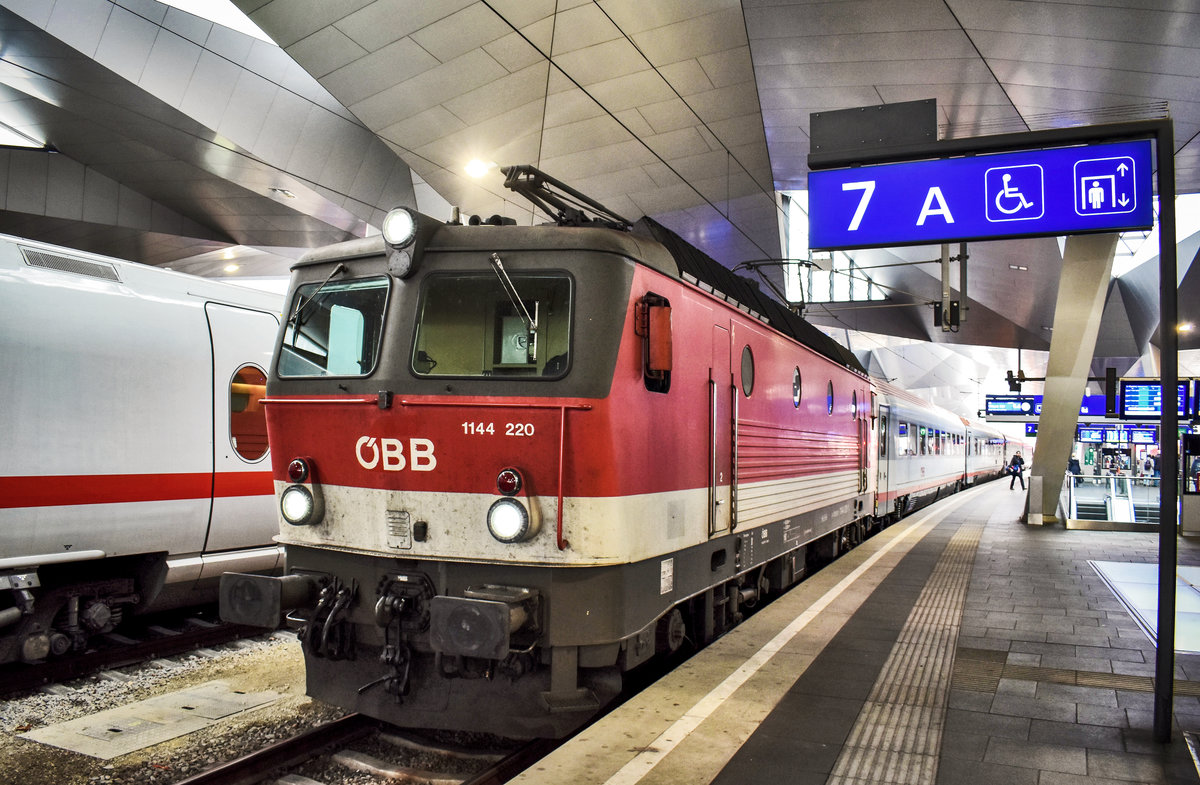 1144 220-1 wartet in Wien Hbf, mit dem D 737 (Wien Hbf - Bruck a. d. Mur - Klagenfurt Hbf), auf die Abfahrt.
Ab Klagenfurt Hbf verkehrt dieser Zug weiter als S1 4247 nach Villach Hbf, mit Halt in allen Stationen.
Aufgenommen am 23.11.2018.