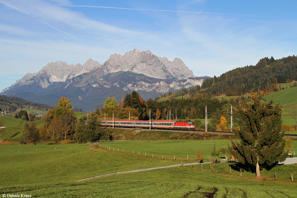 1144 220 mit IC 515 am 24.10.2015 bei Fieberbrunn.