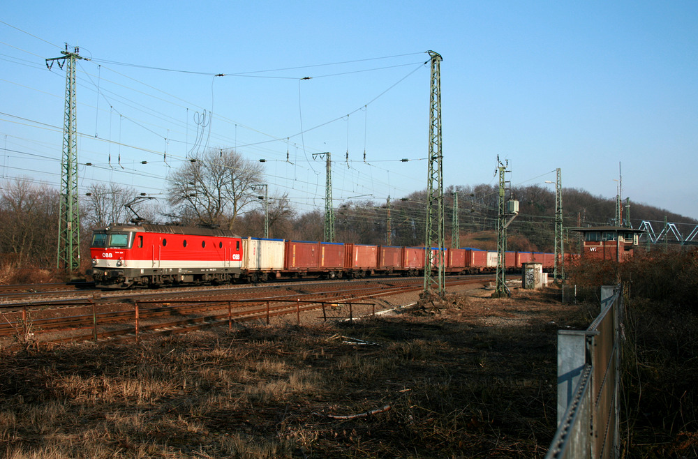 1144 221 konnte ebenfalls mit leeren Containern eines zeitlich befristeten Müllverkehrs abgelichtet werden.
Aufgenommen am 14. Februar 2009 in Köln West.