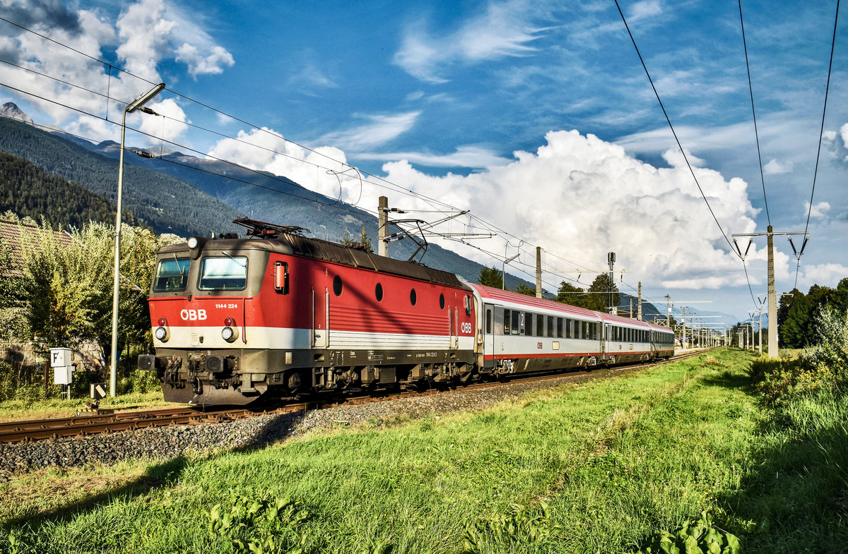 1144 224-3 fährt mit dem D 735 (Villach Hbf - Lienz), aus dem Bahnhof Oberdrauburg aus.
Aufgenommen am 13.9.2018.