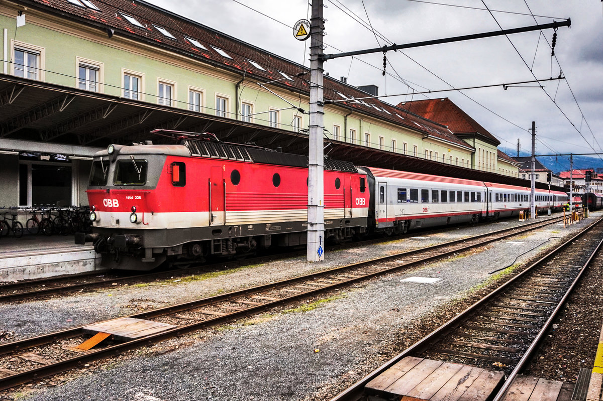 1144 225-0 wartet in Villach Hbf, mit dem D 730 nach Wien Hbf, auf die Abfahrt nach Wien Hbf.
Aufgenommen am 18.3.2018.