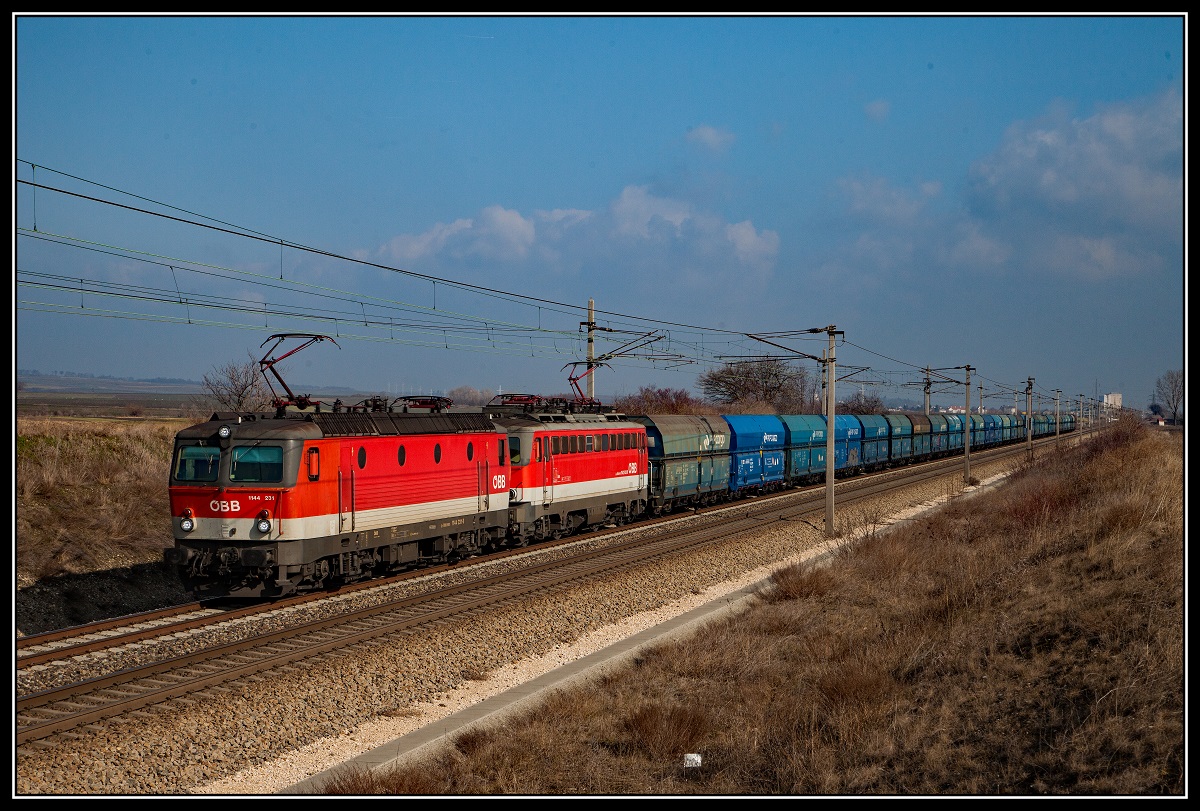1144 231 + 1142 632 mit Güterzug bei Tallesbrunn am 15.02.2018.