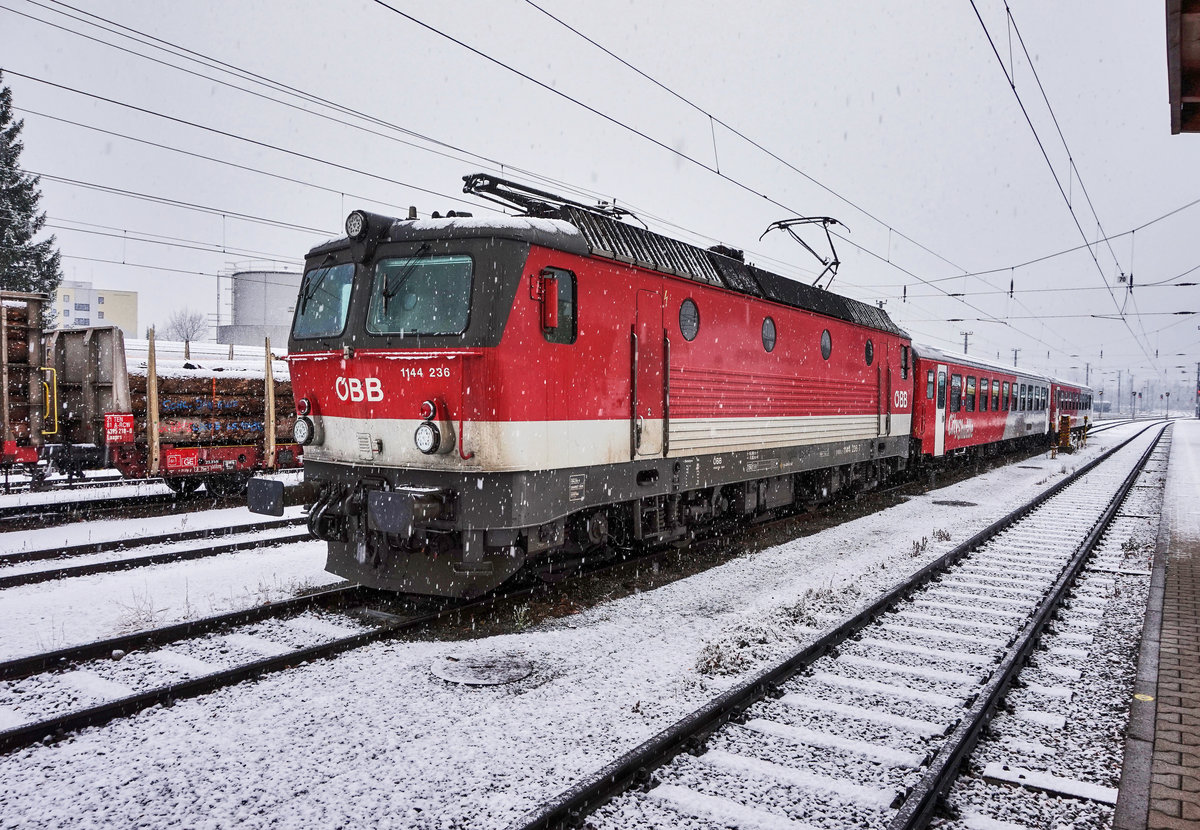 1144 236-7 steht bei dichtem Schneetreiben mit einer zweiteiligen CityShuttle-Garnitur im Bahnhof Lienz.
Aufgenommen am 11.11.2016.