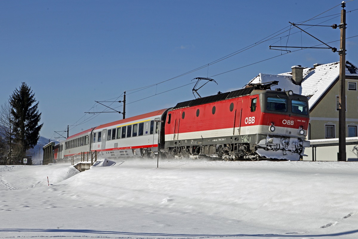 1144 244 mit IC515 bei Stein an der Enns am 10.01.2017.