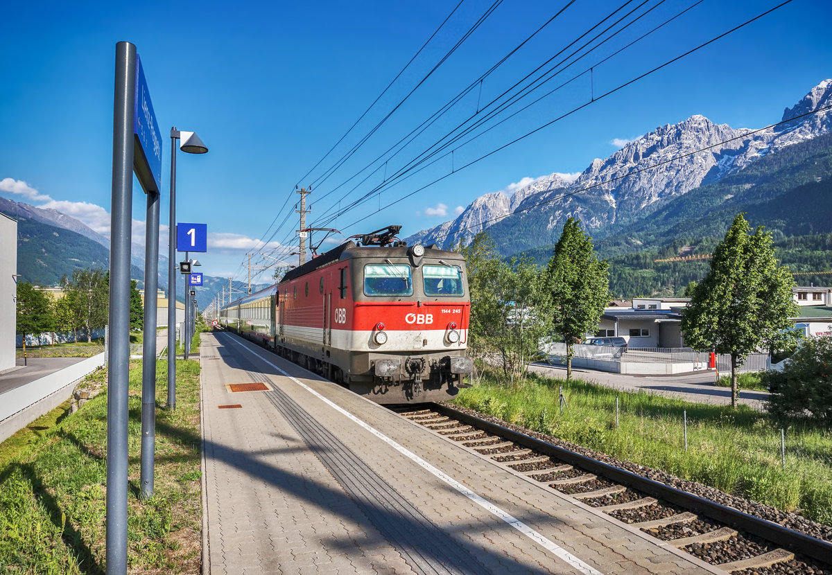 1144 245-8 durchfährt mit den D 735 (Villach Hbf - Lienz) die Haltestelle Lienz-Peggetz.
Aufgenommen am 18.5.2017.