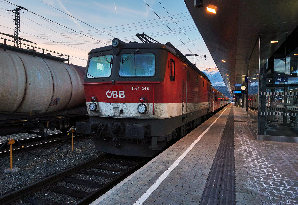 1144 248 steht mit einer vierteiligen CityShuttle-Garnitur im Bahnhof Spittal-Millstättersee.
Aufgenommen am 17.12.2016.