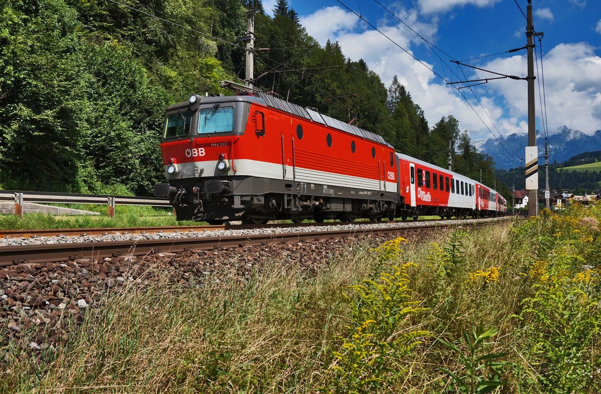 1144 262-3 fährt mit dem REX 1506 (Salzburg Hbf - Saalfelden - Wörgl Hbf), bei Mitterberghütten vorüber.
Aufgenommen am 7.8.2016.