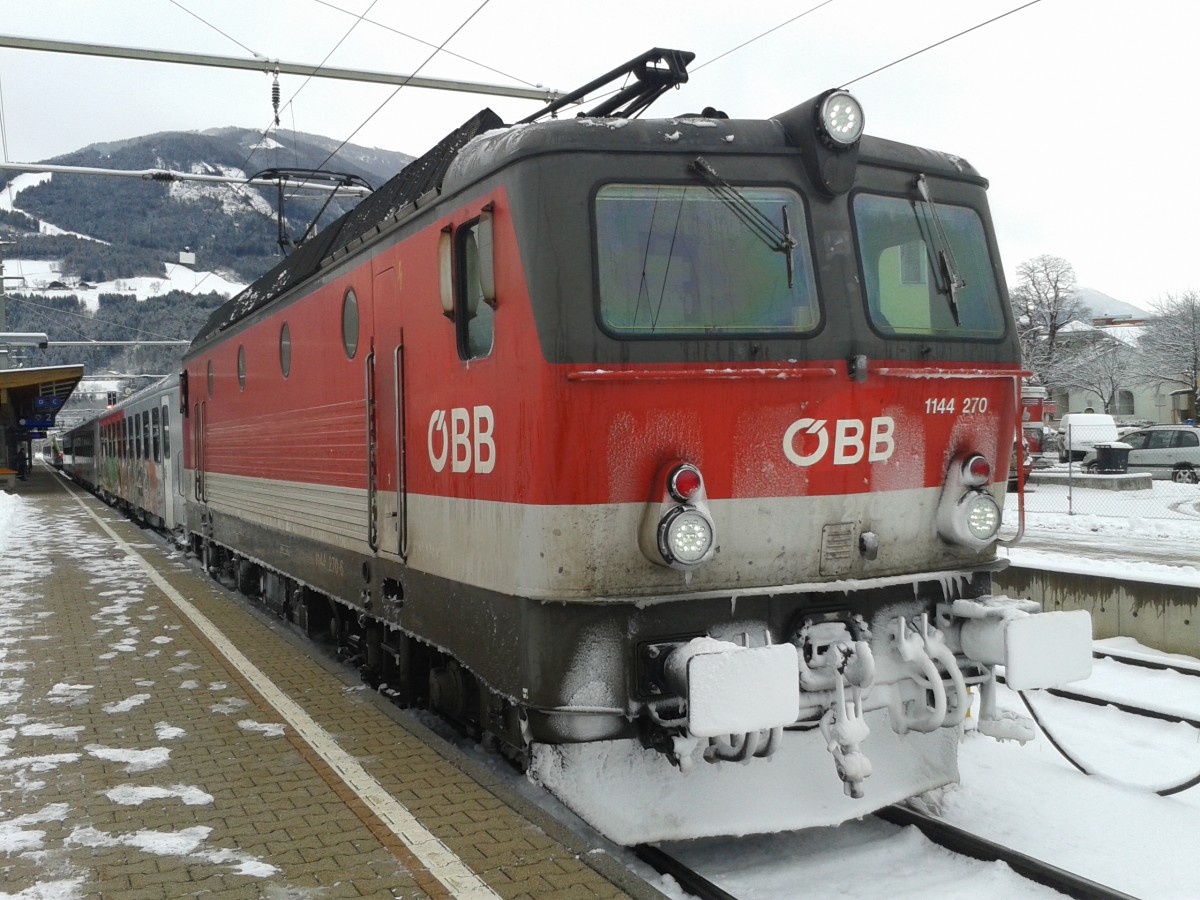 1144 270-6 mit R 4863 nach Spittal-Millstättersee im Bahnhof Lienz, 20.1.2015