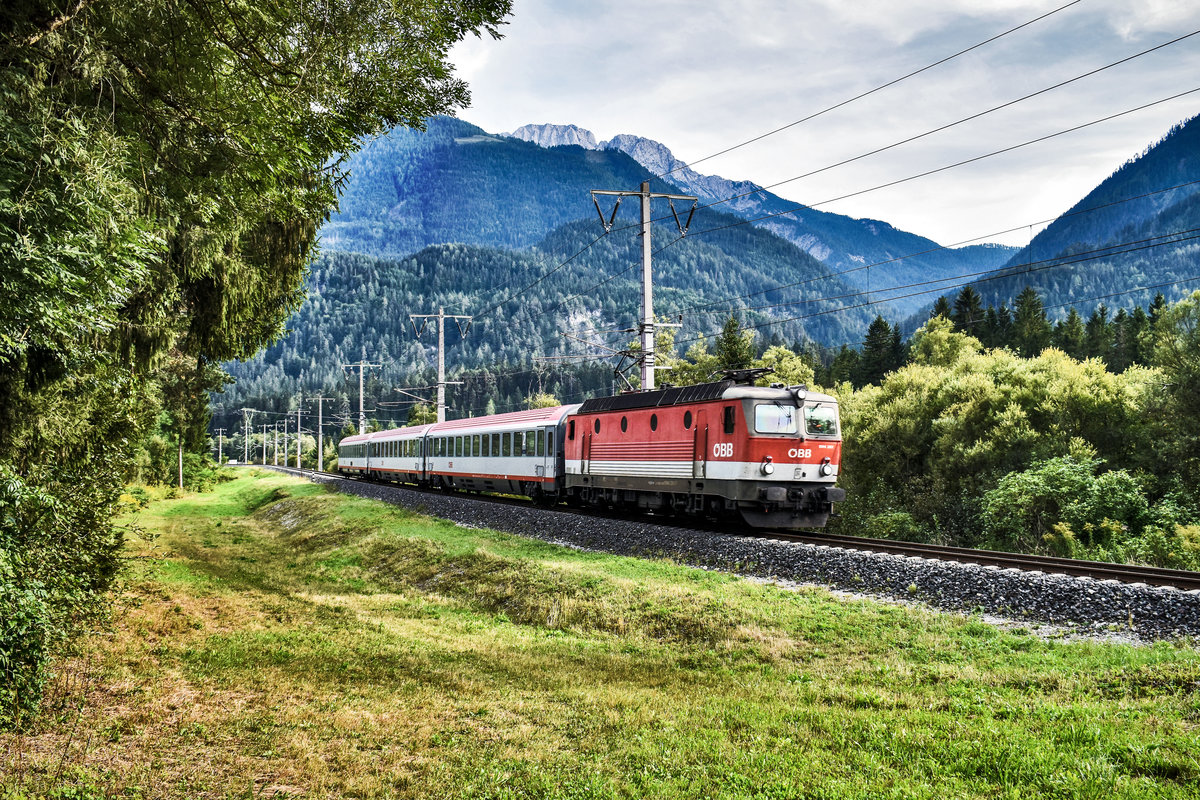 1144 271-7 fährt mit dem D 735 (Villach Hbf - Lienz), kurz vor der Haltestelle Berg im Drautal vorüber.
Aufgenommen am 29.8.2018.