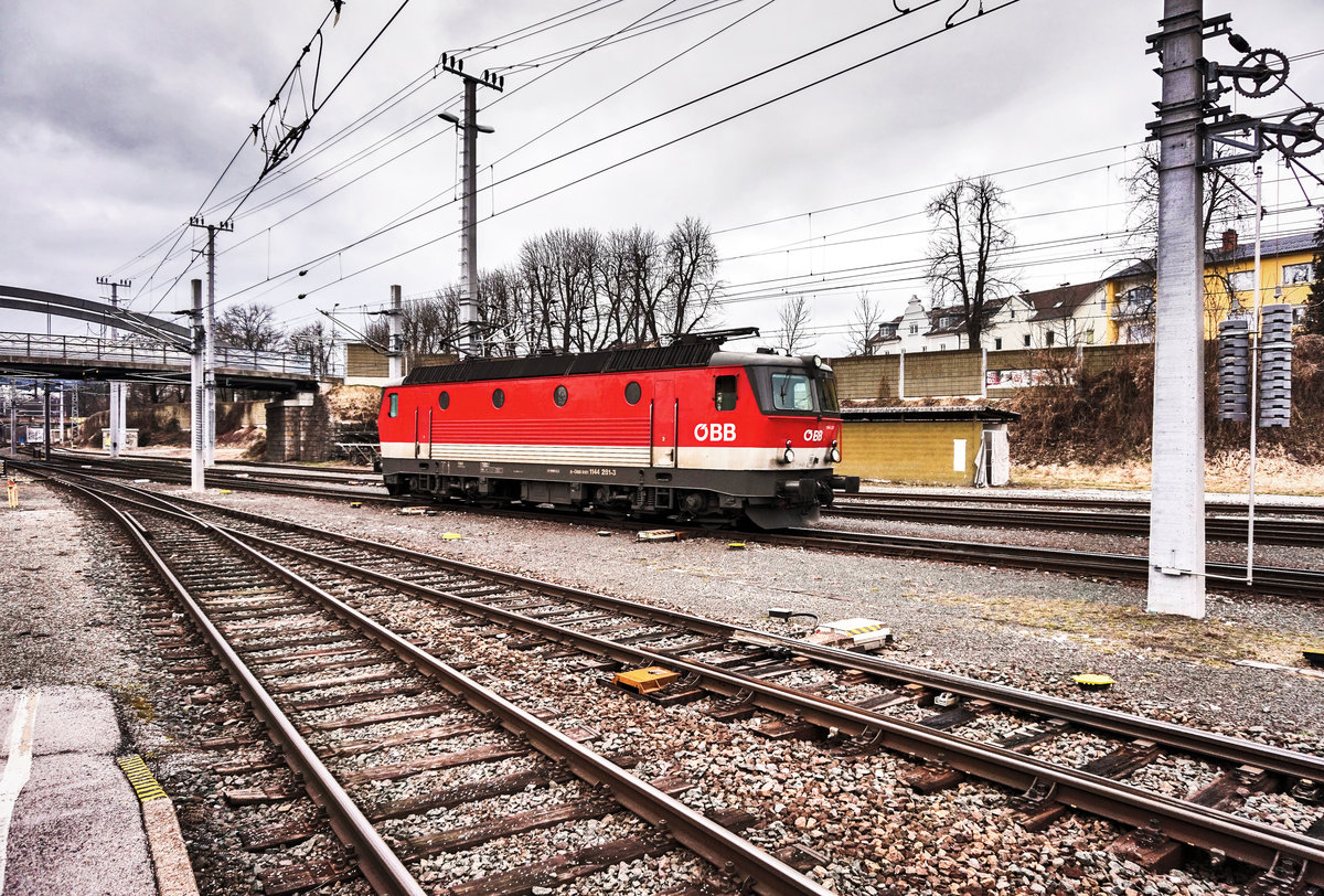 1144 281-3 holt die Garnitur für den D 735 nach Lienz ab, um sie wenig später auf Bahnsteig 6 bereitzustellen.
Aufgenommen am 18.3.2018 in Villach Hbf.