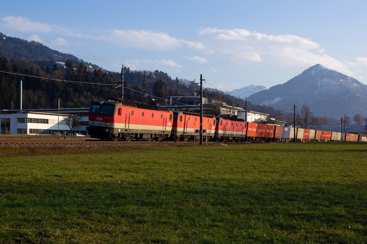 1144 im Dreierpack (vorne 1144 223-5 und hinten 222-7) mit einem langen Containerzug kurz vor Schwarzach gen Wolfurt Güterbahnhof. 19.2.19