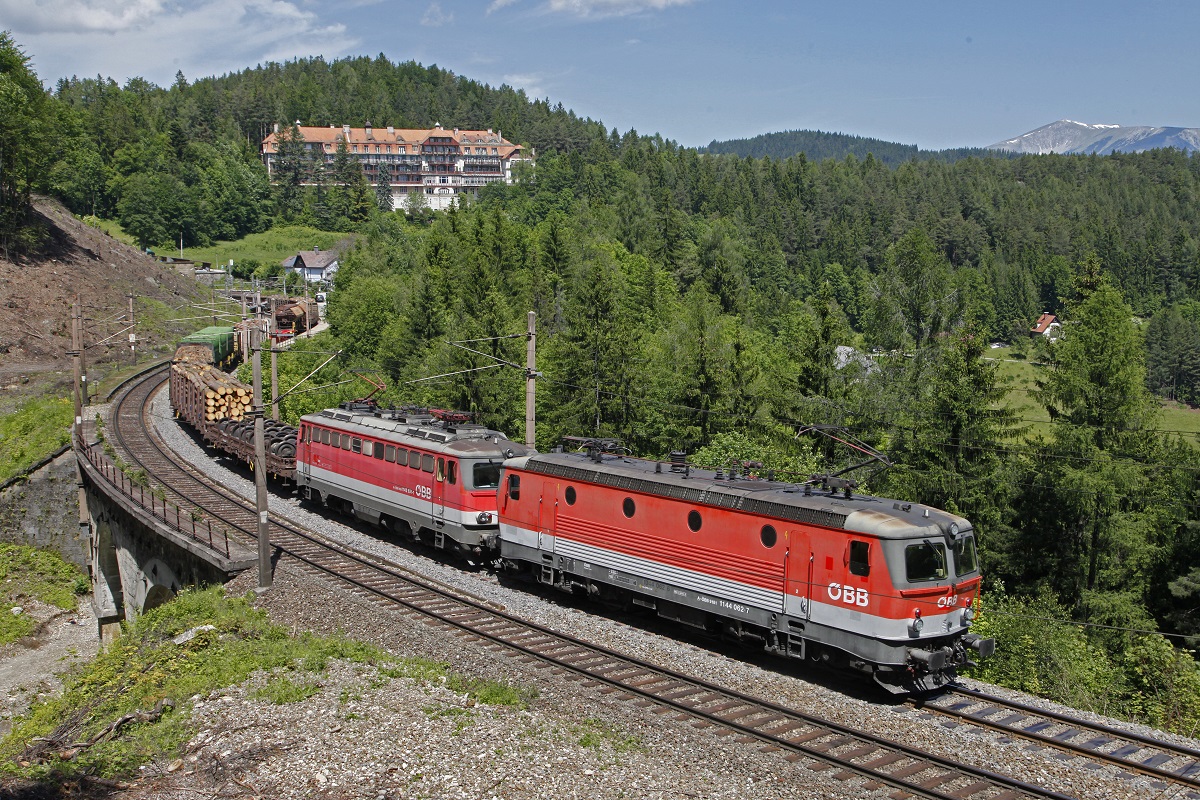 1144.062 + 1142 631 haben am 8.06.2016 mit einem Güterzug soeben die Haltstelle Wolfsbergkogel durchfahren.